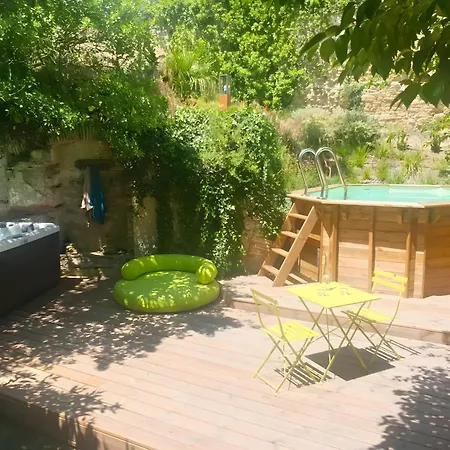 Joli Coin De Verdure Avec Piscine 度假居