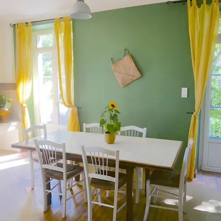 Joli Coin De Verdure Avec Piscine