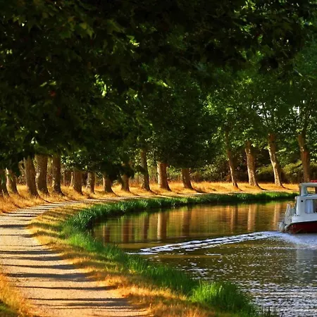 Hébergement de vacances Joli Coin De Verdure Avec Piscine *